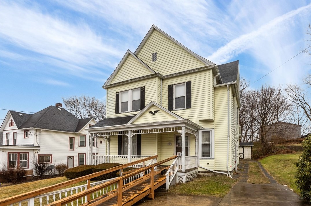 34 N Mercer Ave, Hermitage, PA 16150