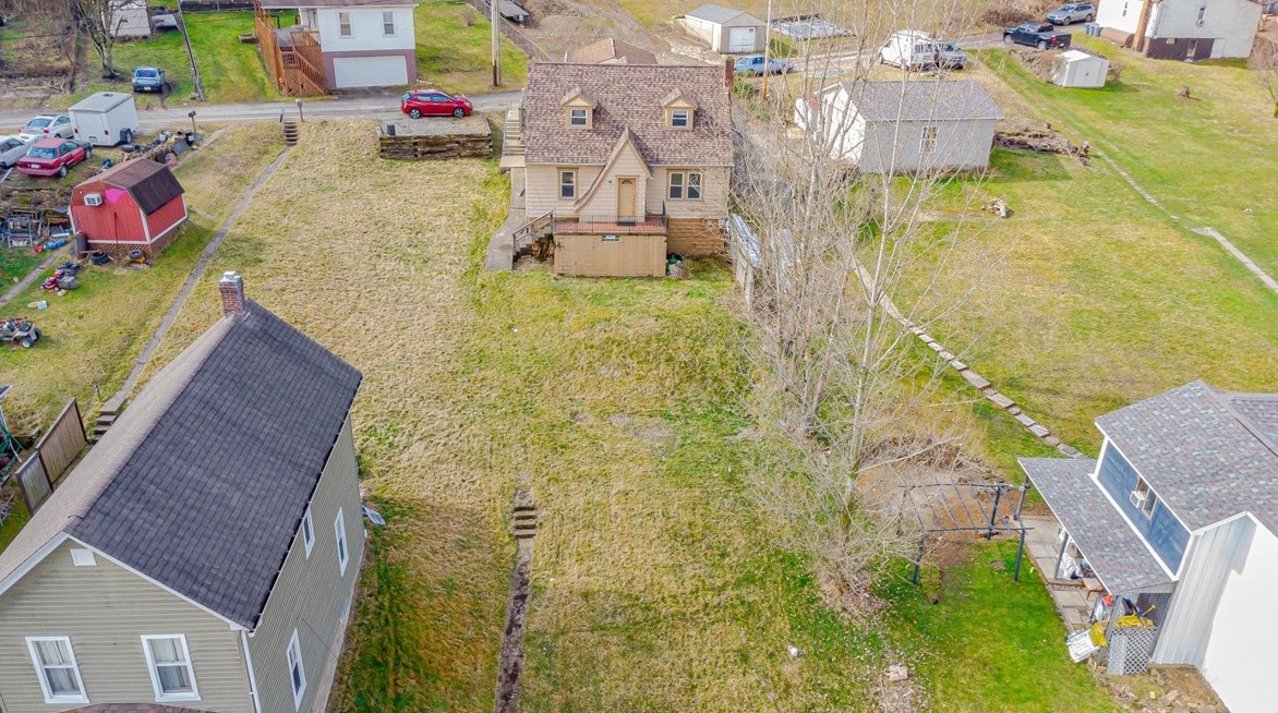 711 Sellers Ave, Jeannette, PA 15644-1684