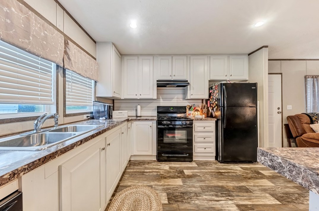 65 Country Club Dr North, Noblestown, PA 15071