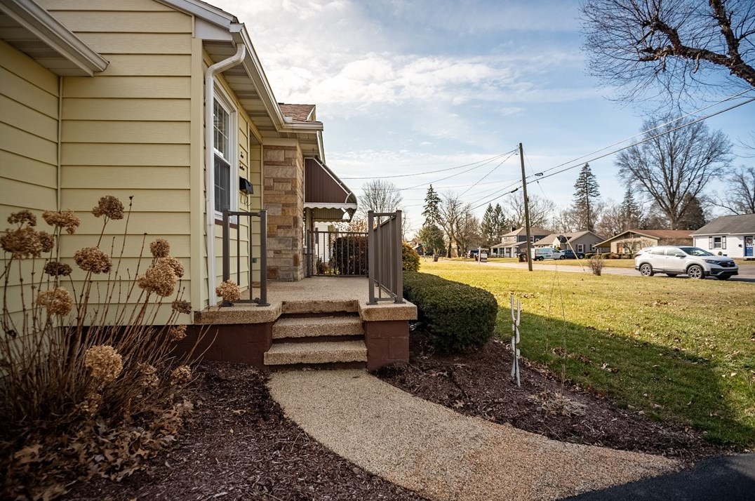 212 Boyd Dr, Hermitage, PA 16148-1660