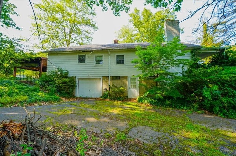 18 S Scotland Ln, New Castle, PA 16101