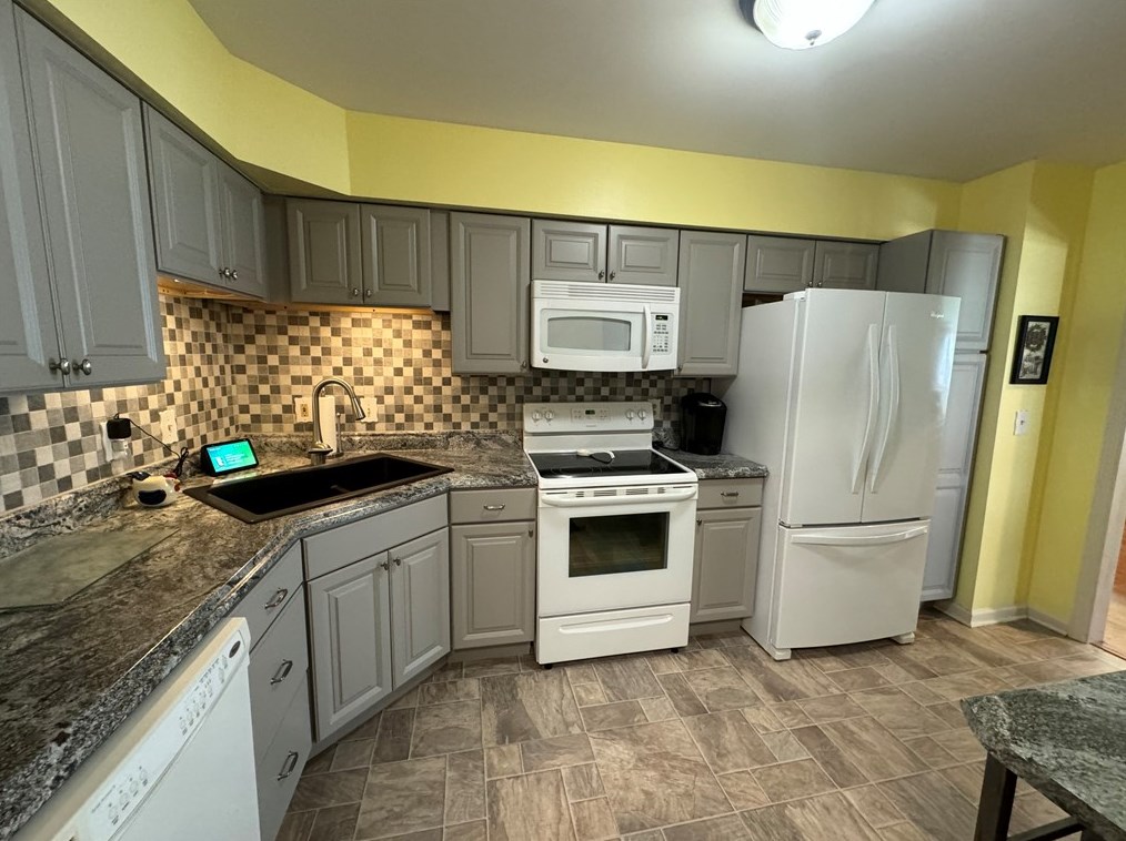 207 Greenview Dr, Indiana, PA