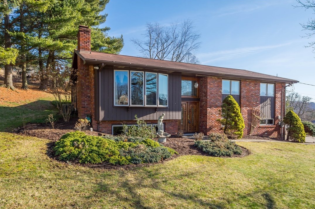 106 Mcgregor Dr, Canonsburg PA  15317-2237 exterior