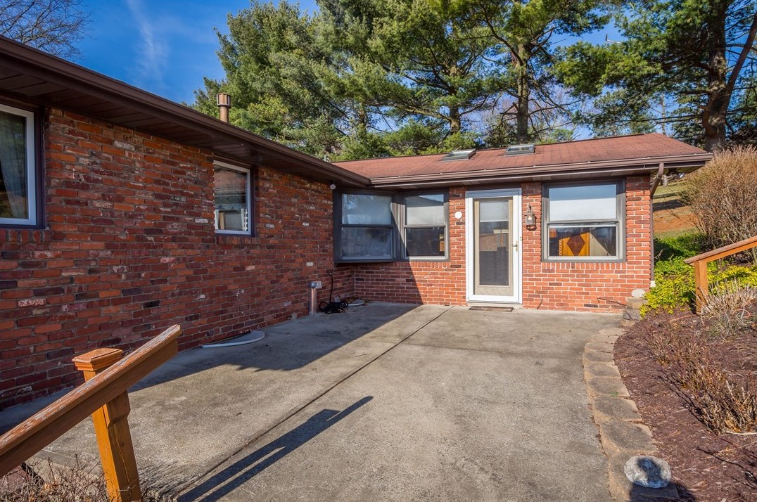 106 Mcgregor Dr, Canonsburg PA  15317-2237 exterior