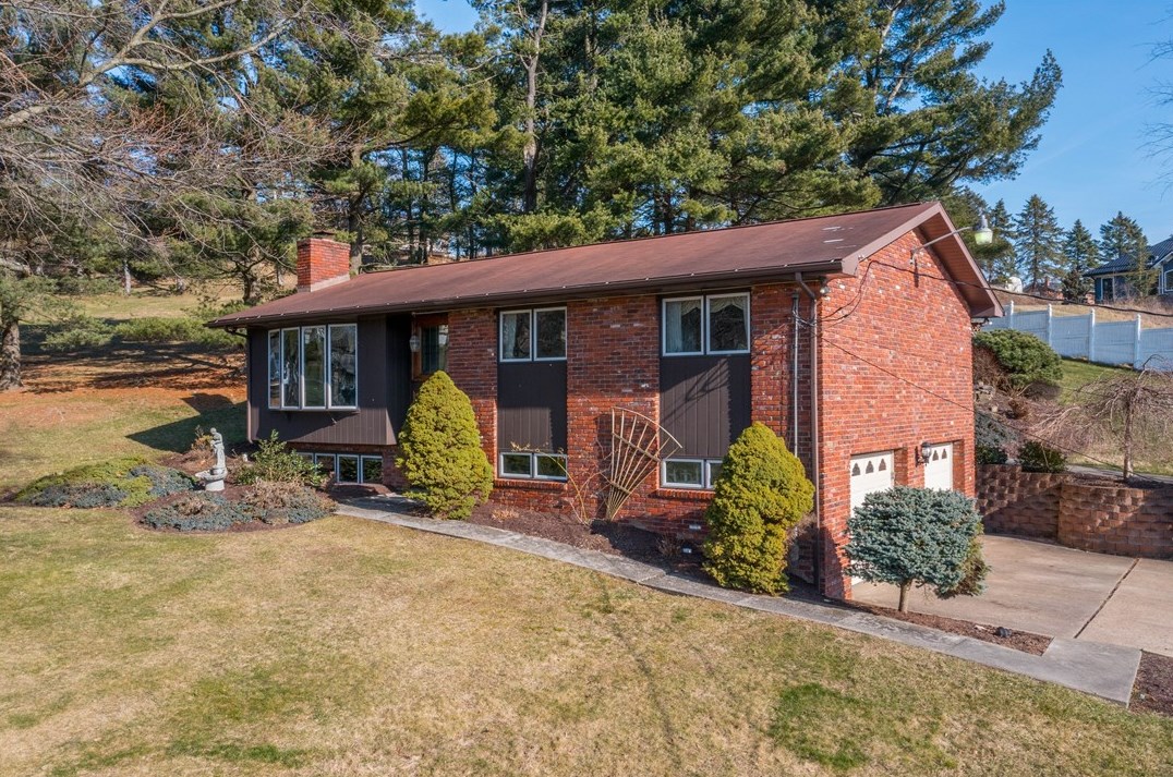 106 Mcgregor Dr, Canonsburg PA  15317-2237 exterior