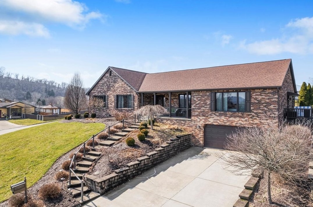 129 Holly Dr, Houston, PA 15342