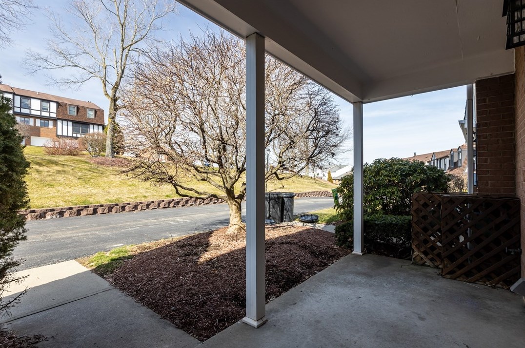 210 Greenwood Dr North, Canonsburg, PA 15317