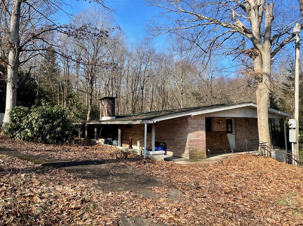 220 Hawkins Hollow Rd, Connellsville, PA 15425