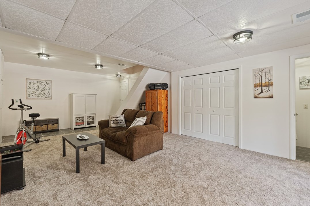 822 Stonebridge Dr, Greensburg PA  15601-5861 exterior