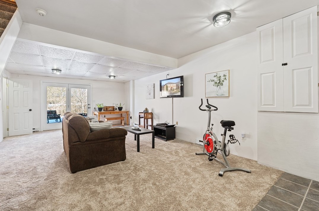 822 Stonebridge Dr, Greensburg PA  15601-5861 exterior