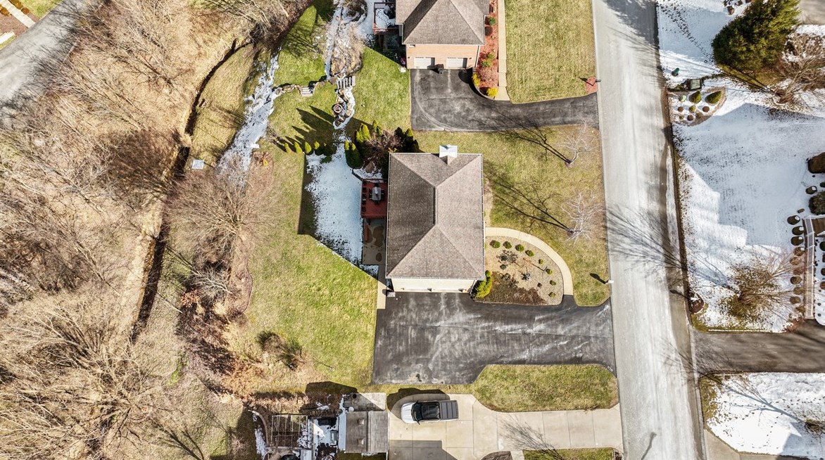 822 Stonebridge Dr, Greensburg PA  15601-5861 exterior