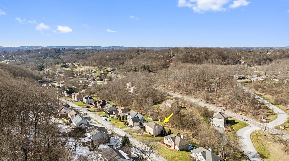 822 Stonebridge Dr, Greensburg PA  15601-5861 exterior