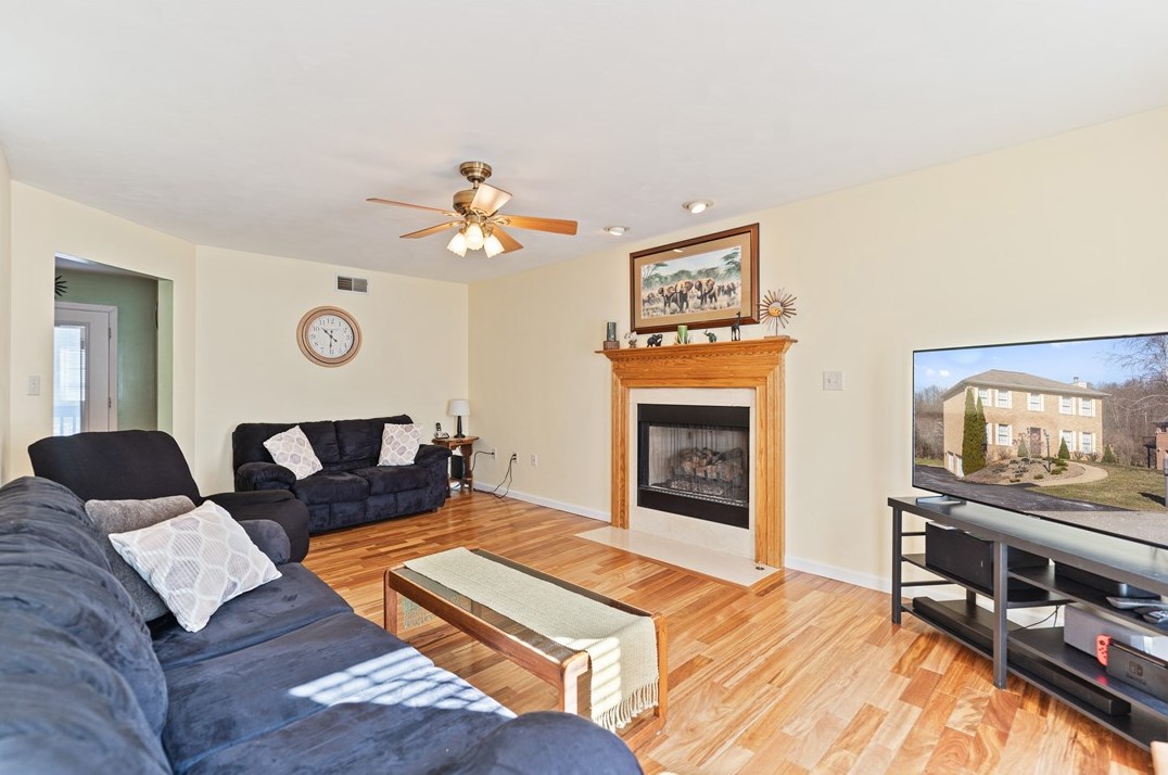 822 Stonebridge Dr, Greensburg PA  15601-5861 exterior