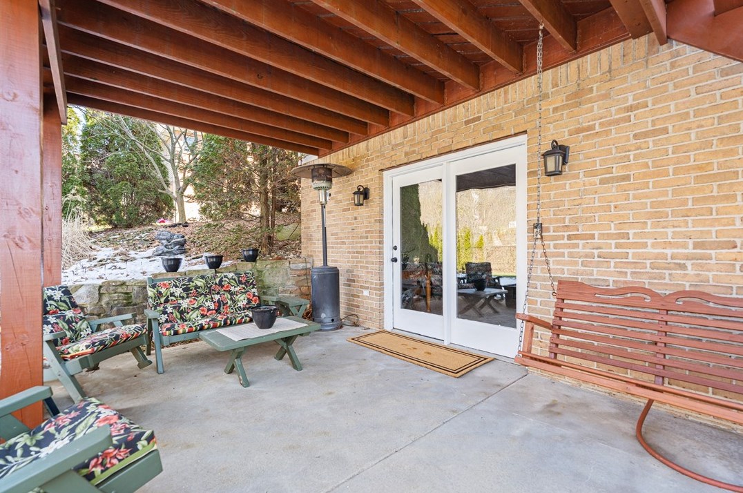 822 Stonebridge Dr, Greensburg PA  15601-5861 exterior