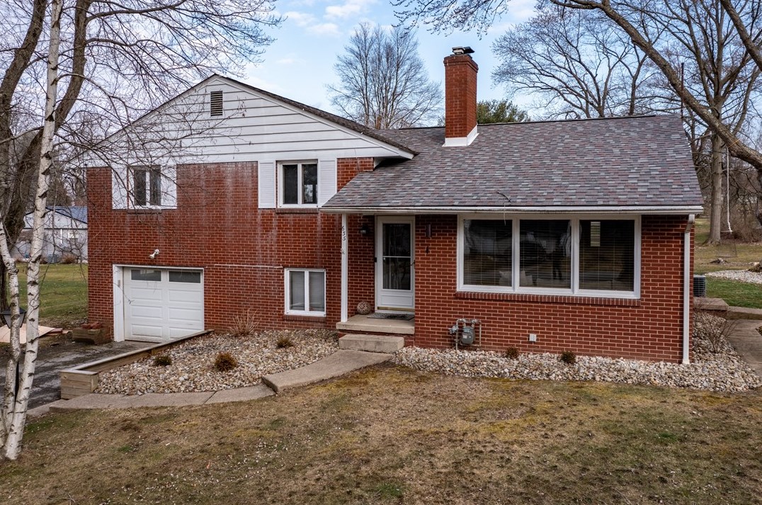 635 Sugar Hollow Rd, Hermitage, PA 16148