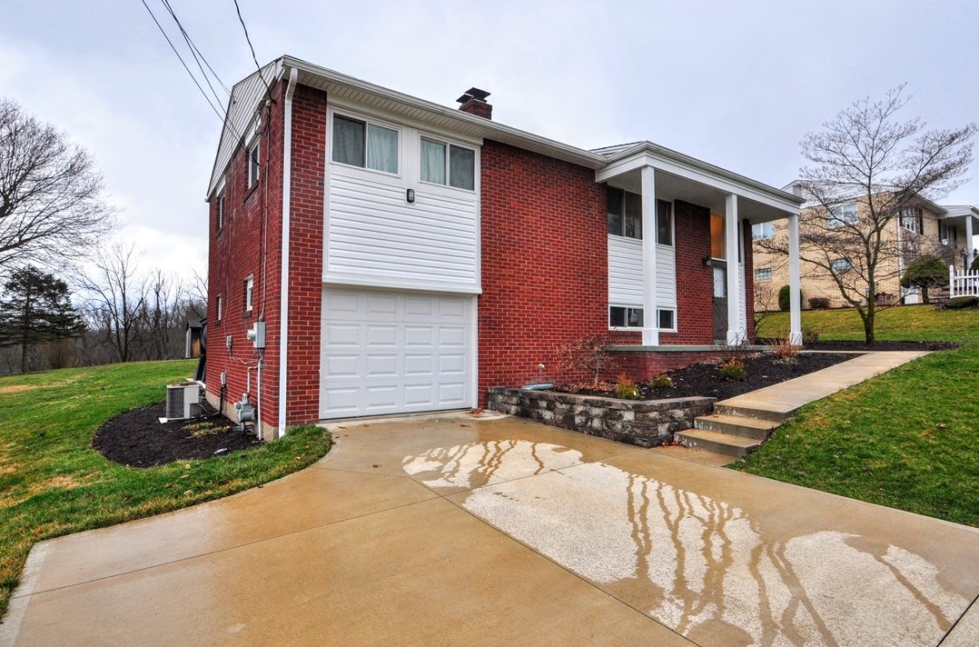 63 Blair Rd, Eighty Four, PA 15330