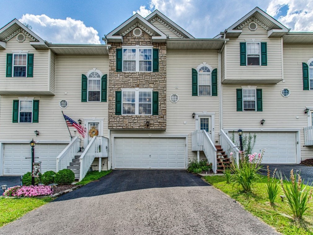 170 Mountain Dr, Collier Township, PA 15106-2264