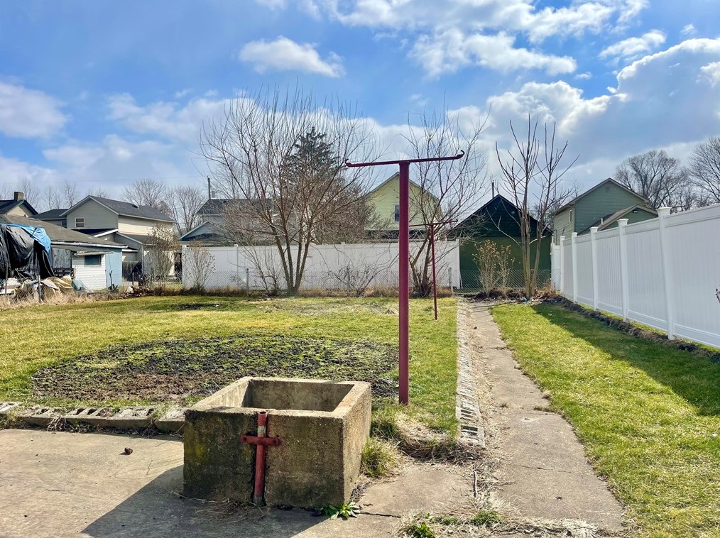 213 S Cedar St, New Castle, PA 16102