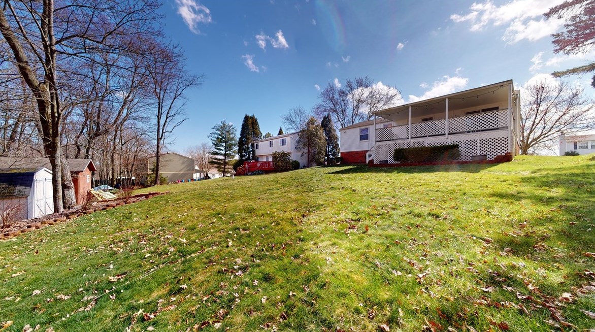 613 Meade Dr, Moon Twp PA  15108-9668 exterior