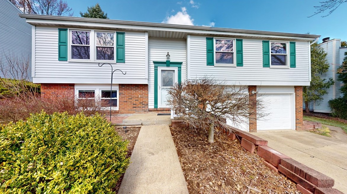 613 Meade Dr, Moon Twp PA  15108-9668 exterior