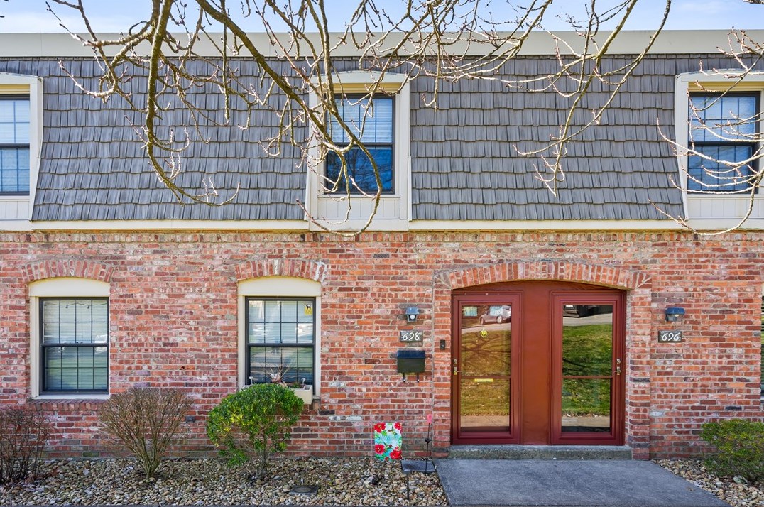 698 Carriage Cir, Pittsburgh, PA 15205
