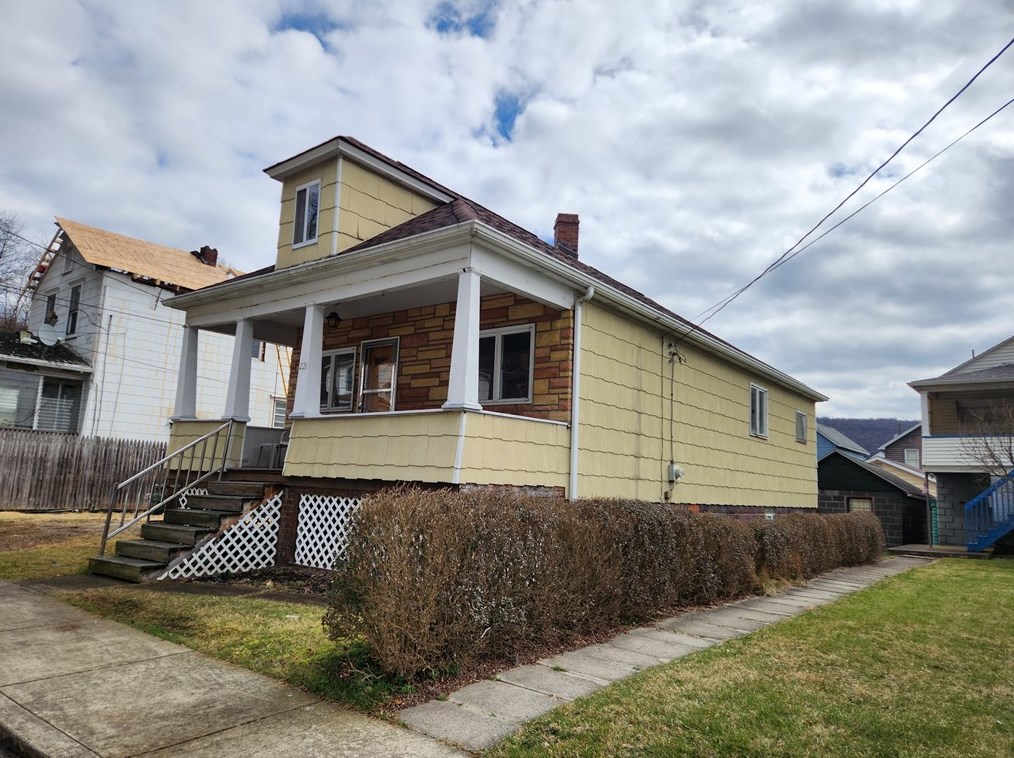 221 Quay St, East Vandergrift, PA 15629
