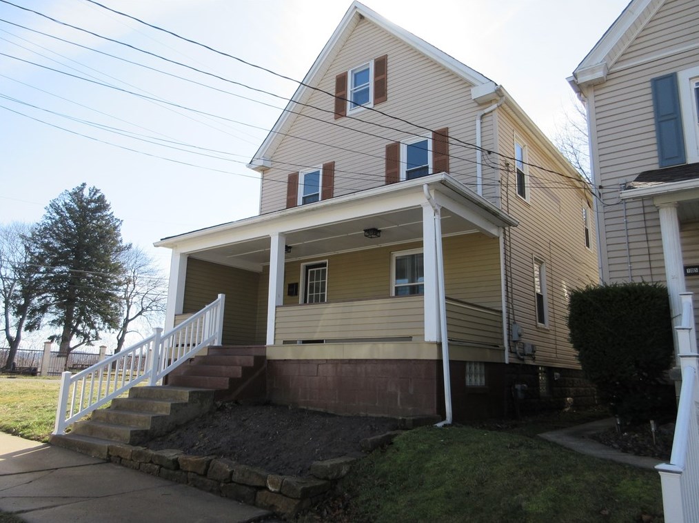 103 Spring Ave, Ellwood City, PA 16117-2144
