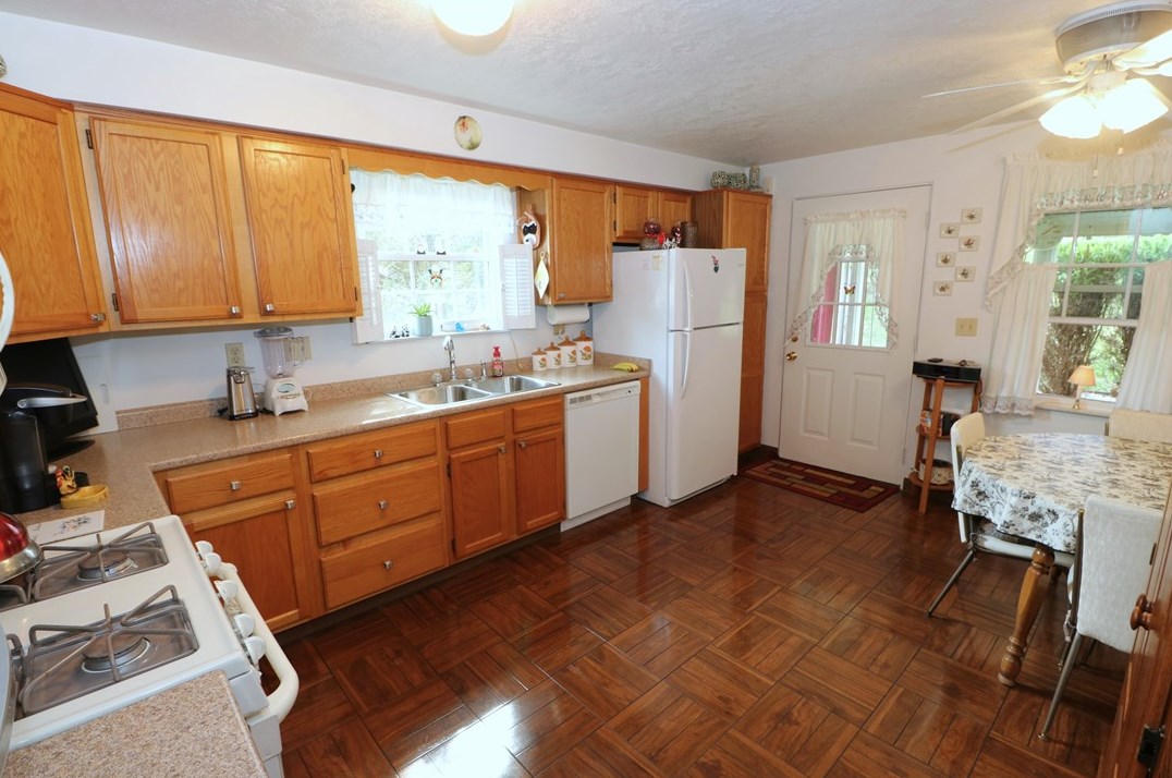 160 Woodstone Ln, New Kensington, PA 15068
