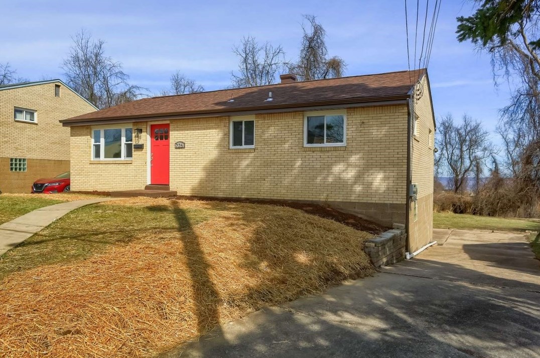 226 Suncrest Dr, Verona PA  15147-1652 exterior