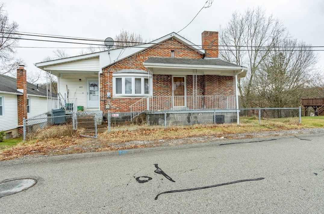 225 Shoaf St, Tarentum, PA 15084-8500
