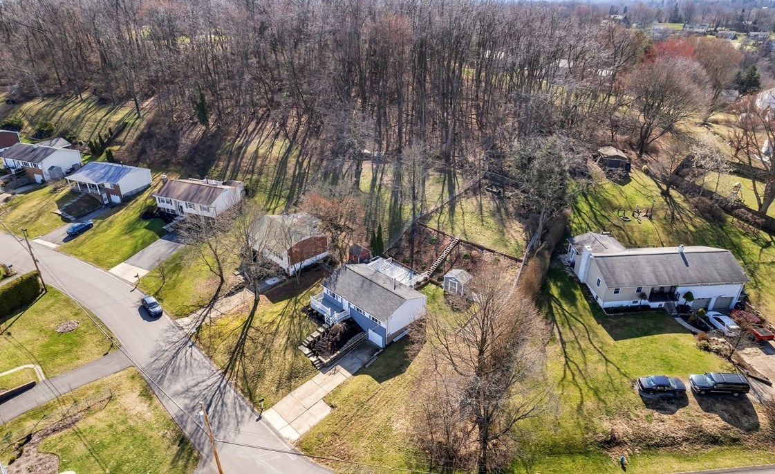 236 Larue Dr, Moon Twp PA  15108-1154 exterior