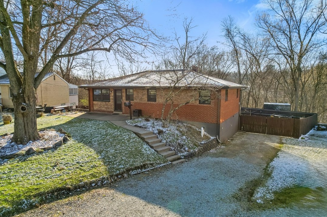 551 Sunnyfield Dr, Monroeville, PA 15146-1612