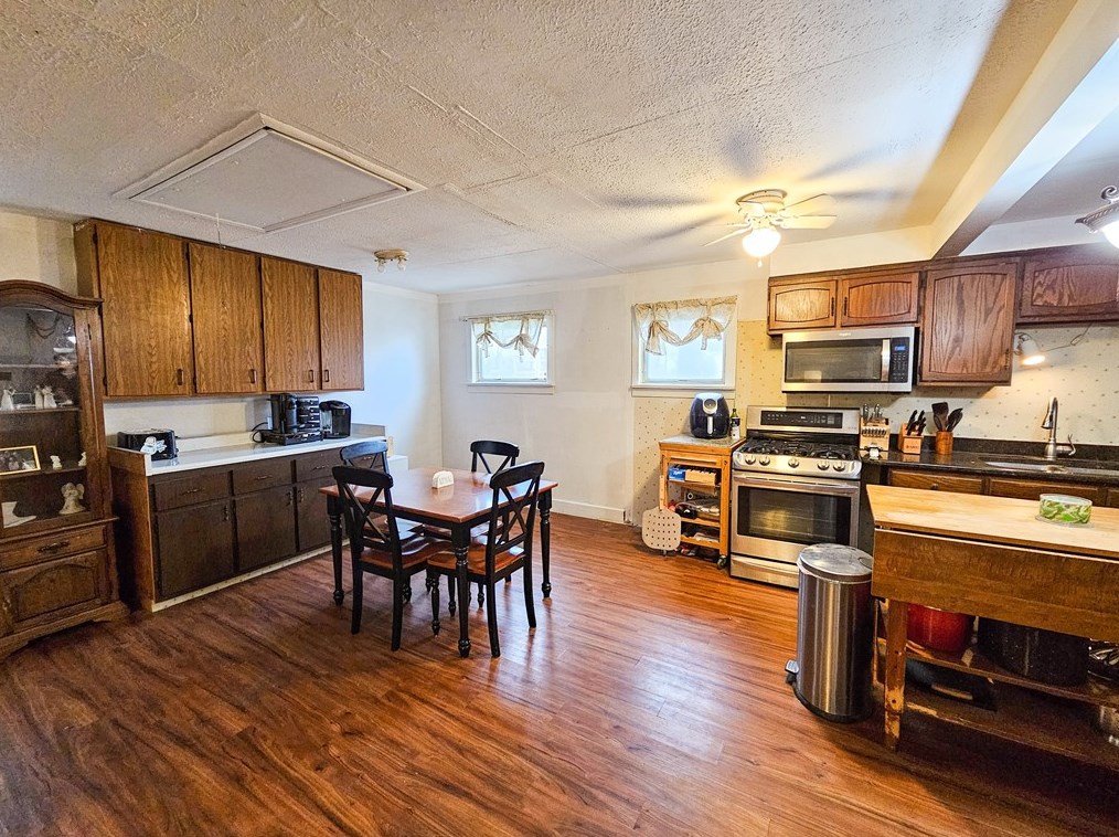 350 High St, Saxonburg, PA 16056-9533