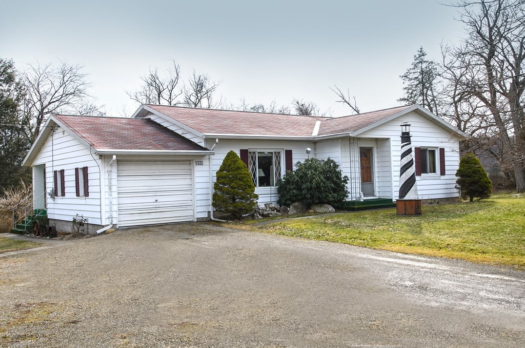 1320 Ridge Rd, Vandergrift, PA 15690-8018