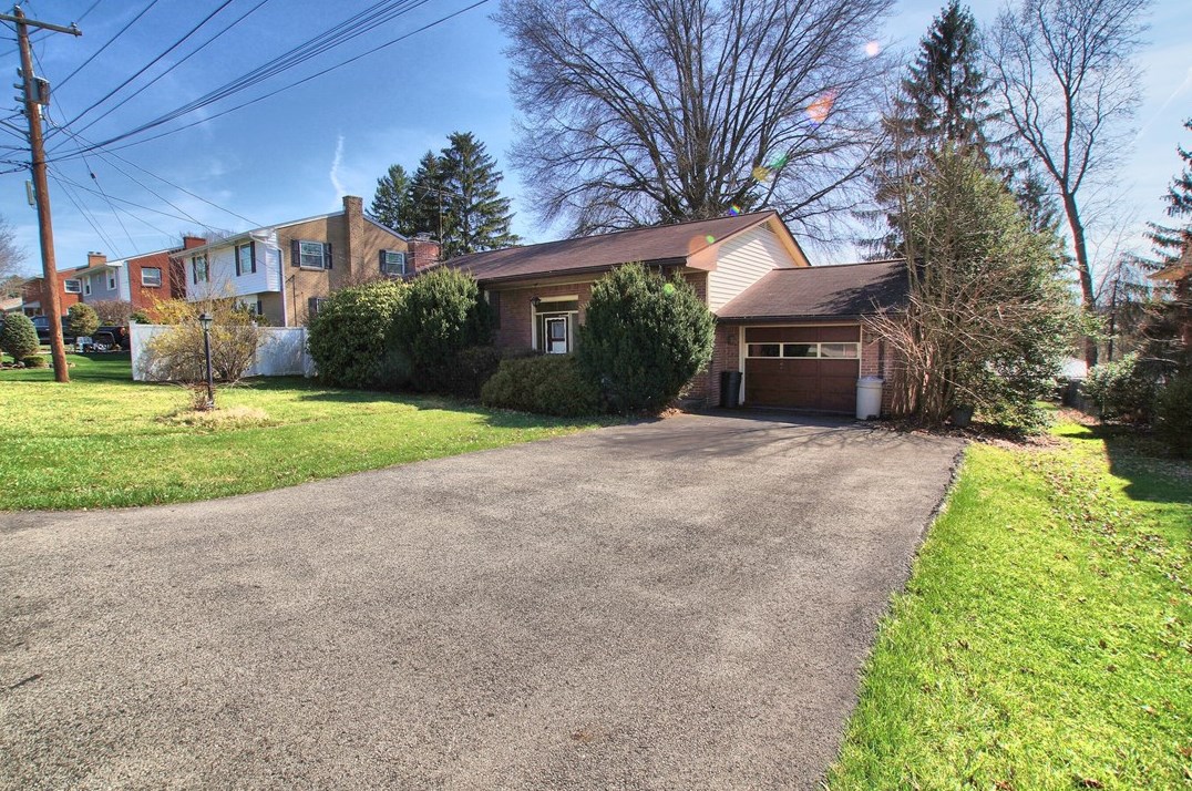 132 Melrose Dr, New Stanton, PA 15672