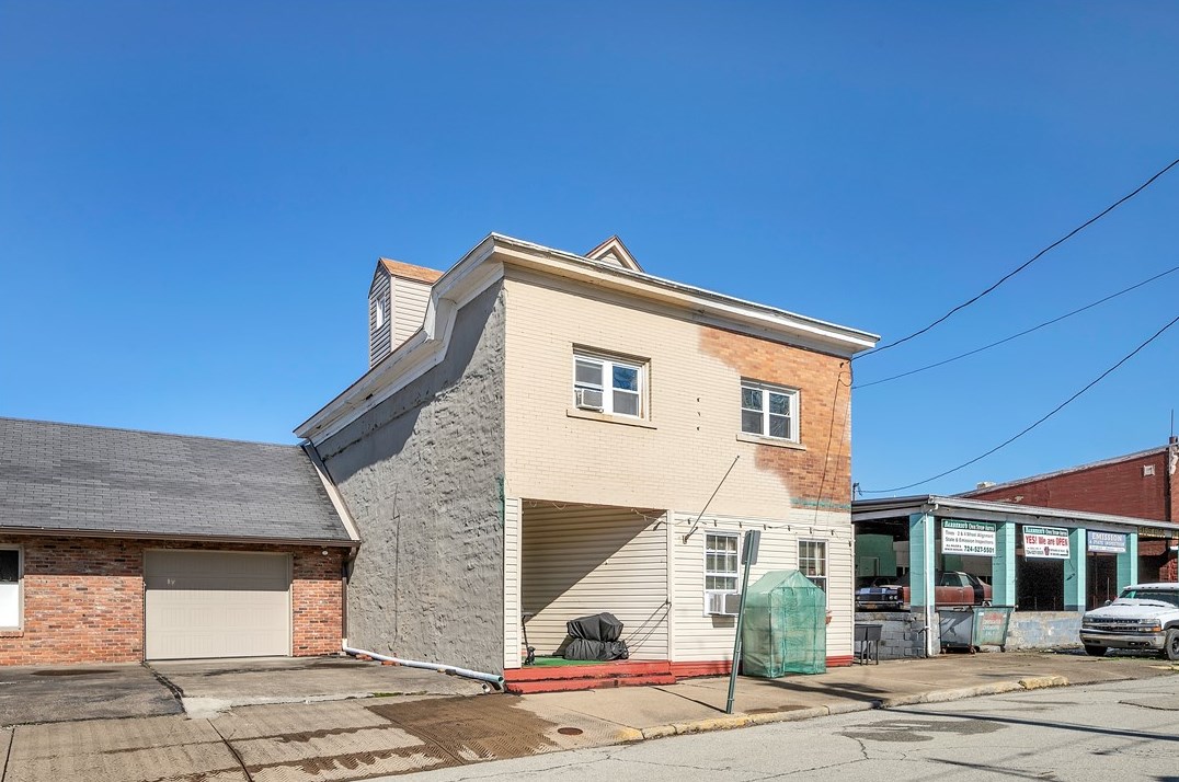 229 S 3rd St, Jeannette, PA 15644