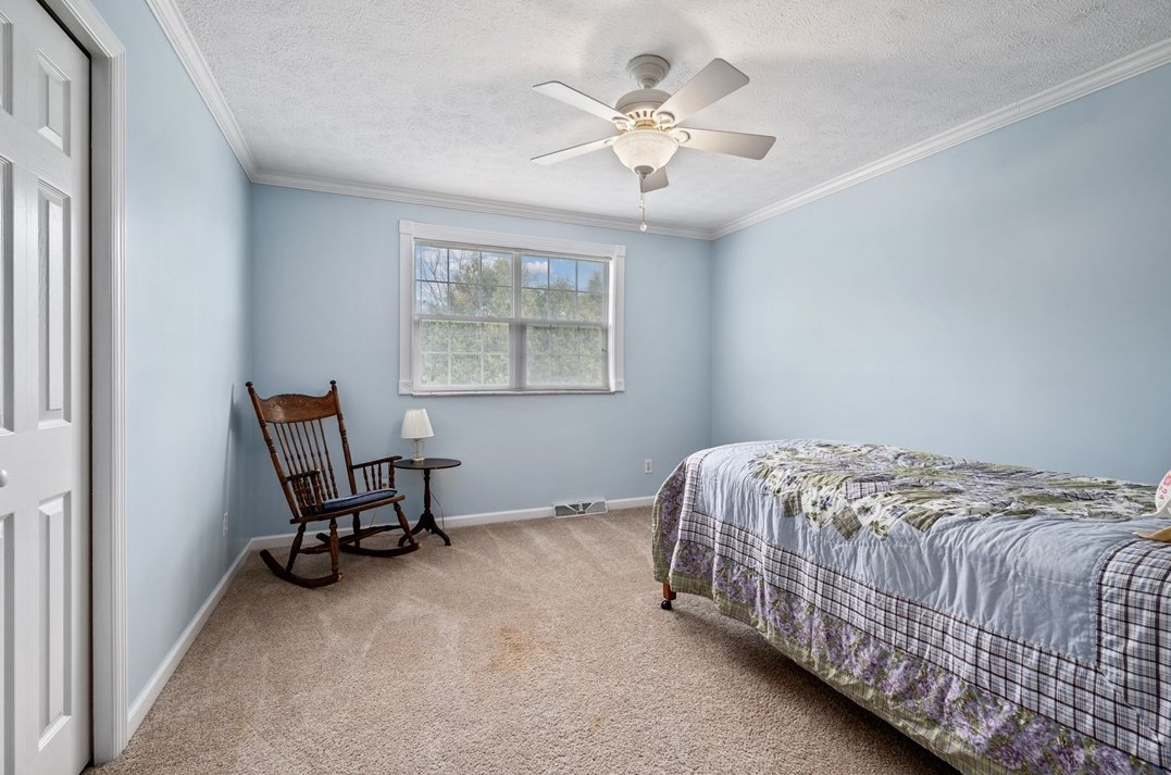 583 Newport Dr, Pittsburgh PA  15235-3239 exterior