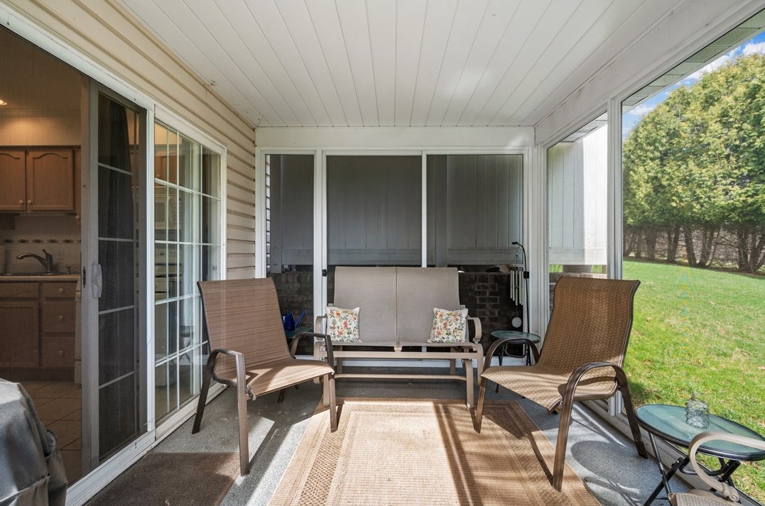 583 Newport Dr, Pittsburgh PA  15235-3239 exterior