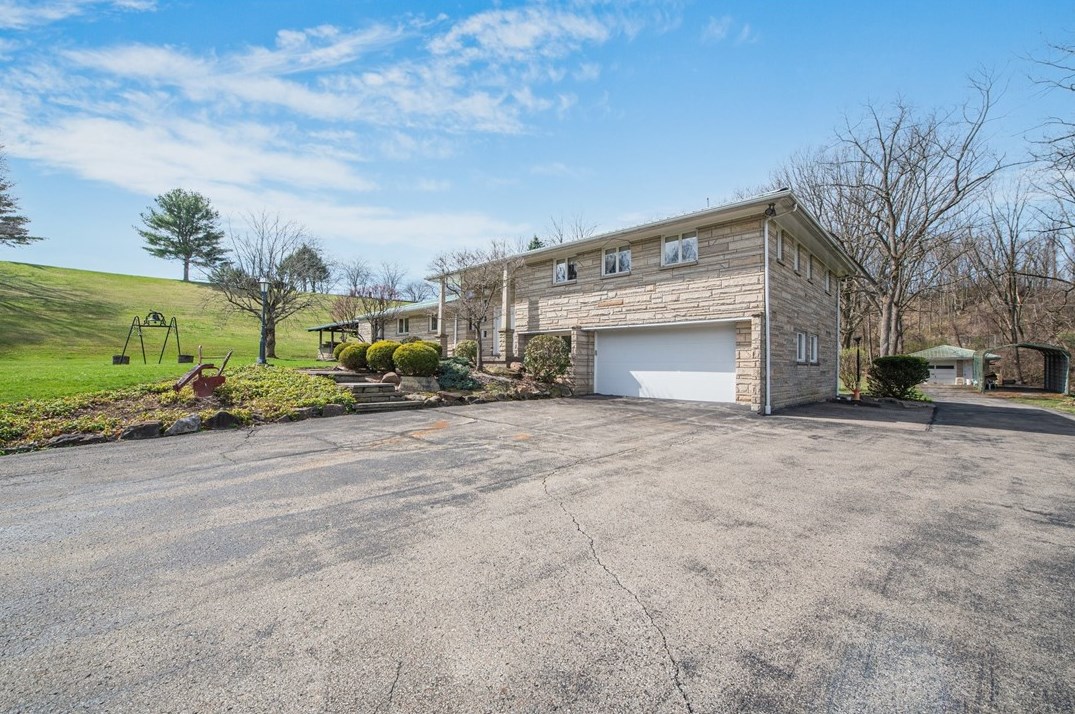 368 Forest Dr, North Belle Vernon, PA 15012