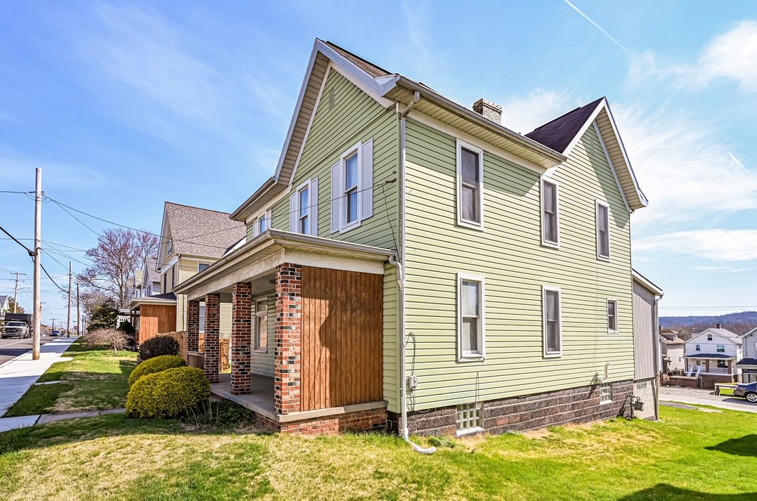 216 4th St, Youngwood, PA 15697-1310