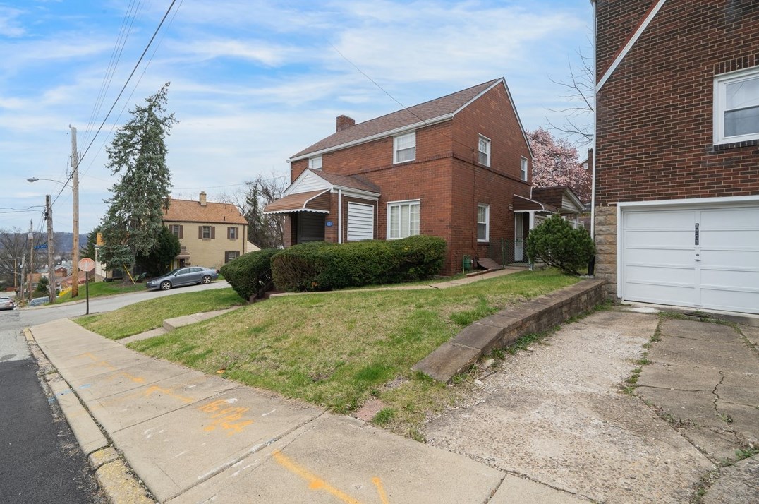 1001 Craig St, Mckeesport, PA 15132-1807
