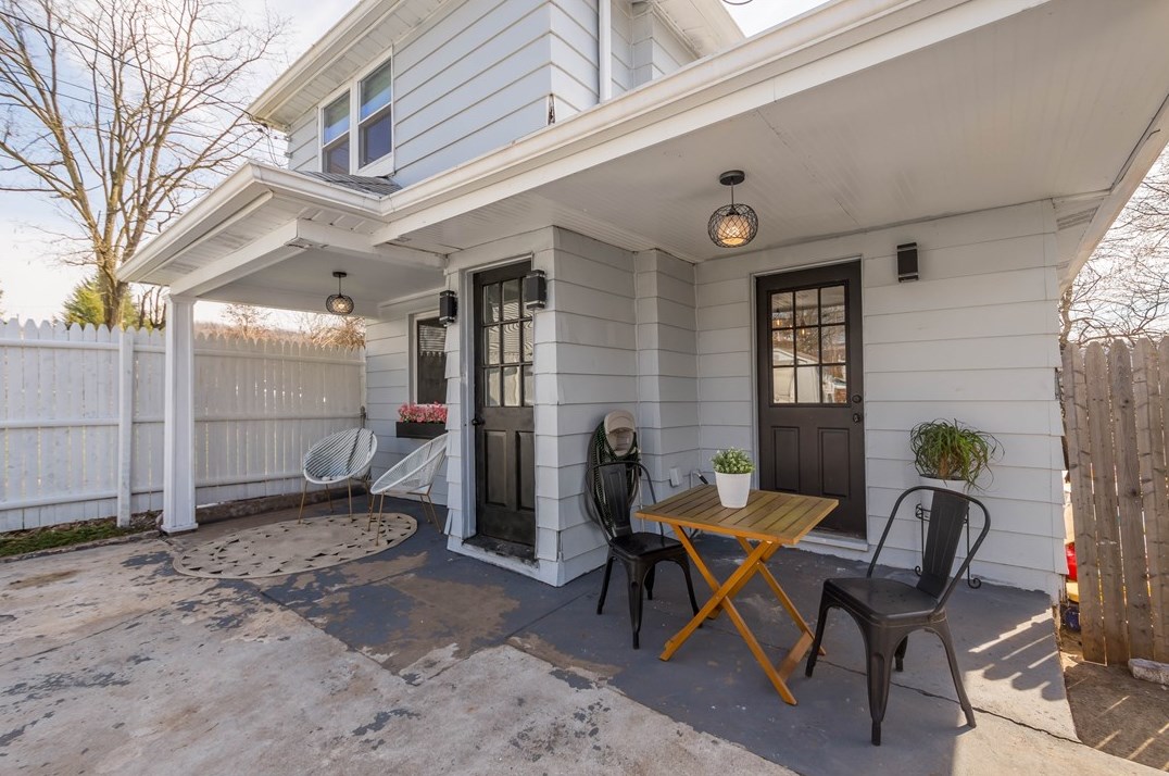 1206 Center St, Turtle Creek, PA 15145-1706