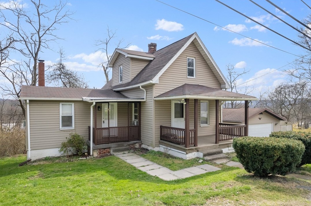 716 Overhead Bridge Rd, Youngwood, PA 15697-1556