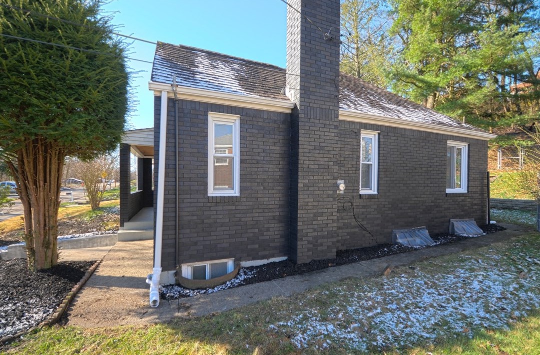 2423 Kingwood St, Pittsburgh PA  15234-3155 exterior