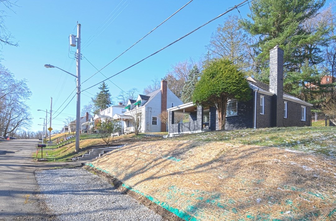 2423 Kingwood St, Pittsburgh PA  15234-3155 exterior
