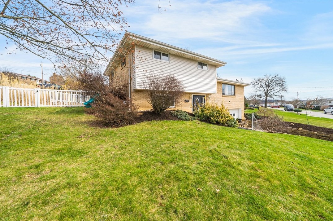 127 Manchester Dr, North Huntingdon, PA 15642