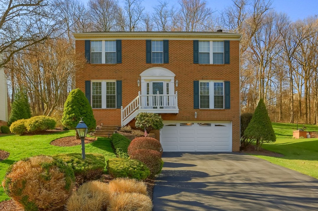 323 Shady Glen Dr, Moon Twp, PA 15108-9032
