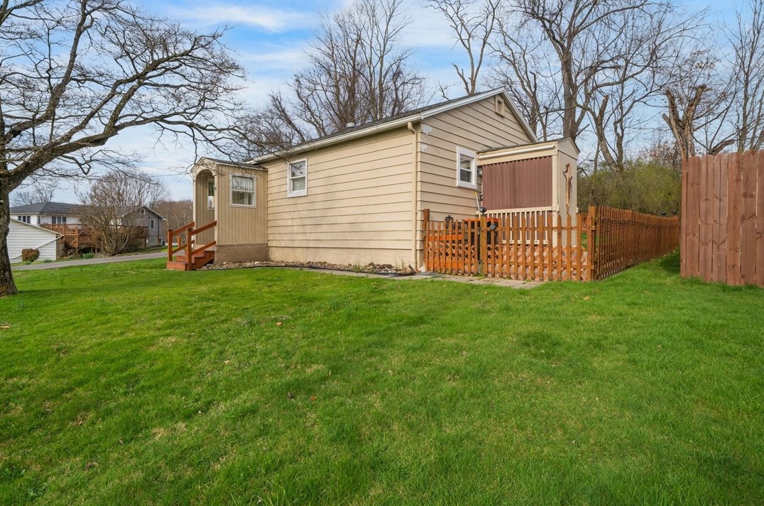 15 Rogers Dr, Latrobe PA  15650-1320 exterior