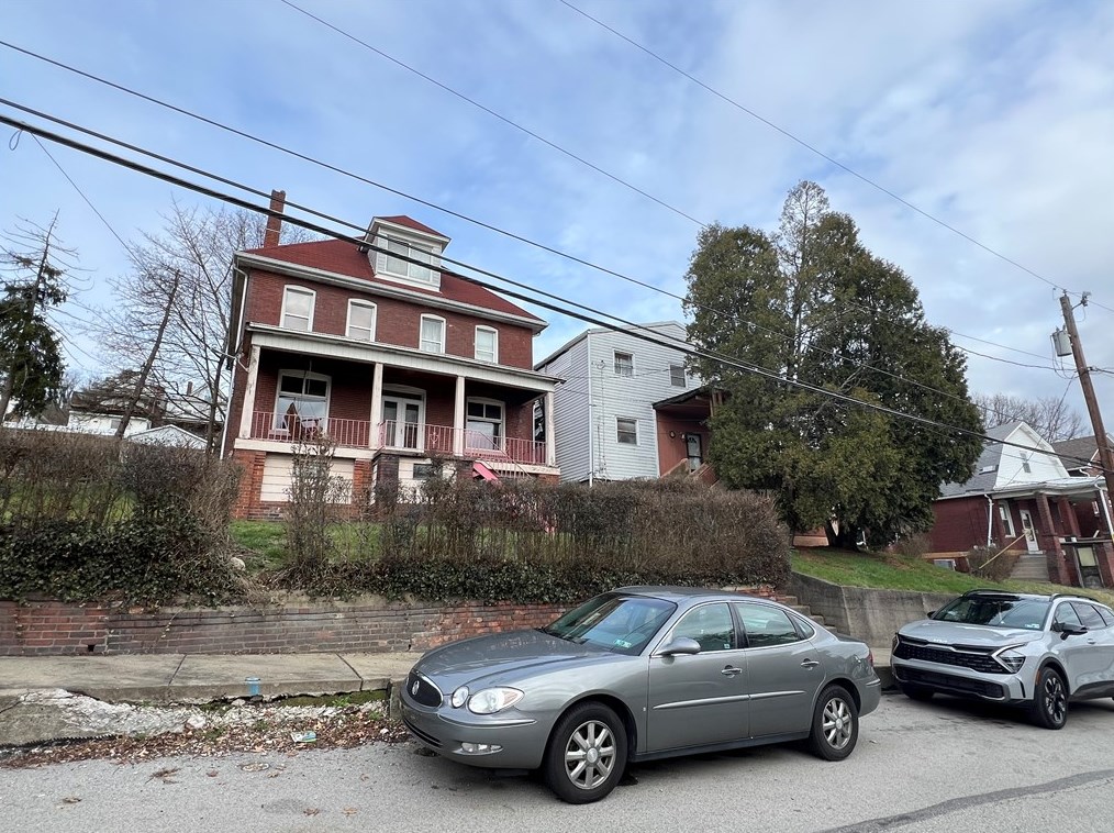 426 W 8th Ave, Tarentum, PA 15084