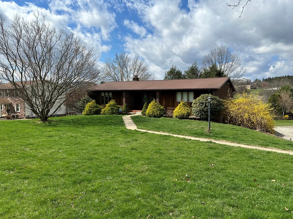 950 Harvey Ave, Greensburg, PA 15601-1356